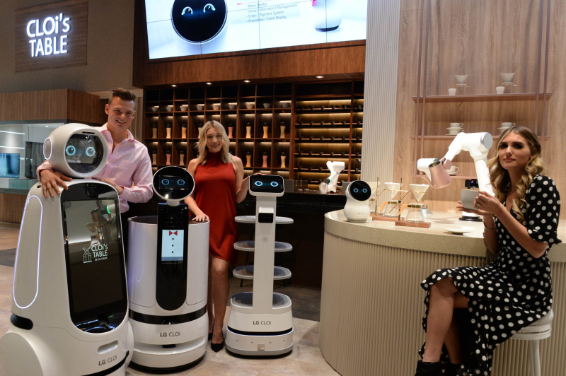 '클로이 테이블' 전시존에서는 식당에서 음식 주문, 서빙 등을 수행하는 로봇들을 만날 수 있다.