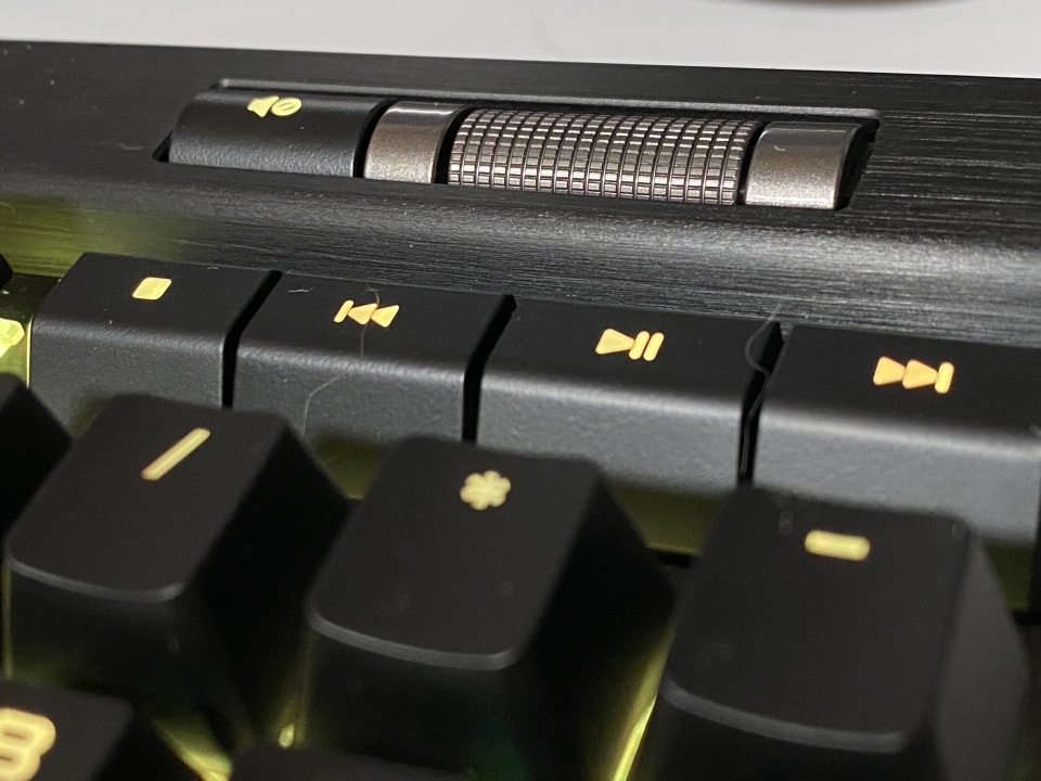 리듬 게임을 즐기는데 유용한 볼륨조절 다이얼도 제공된다.