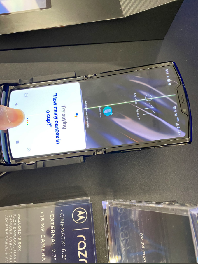 모토로라 레이저 폴더블폰의 홈 버튼을 누르자 액정에 녹색 선이 생겼다. [출처-트위터]