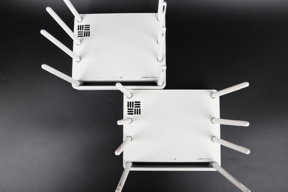 상단 AX8004BCM, 하단 A8004BCM. A8004BCM은 형제기인 플래그십 공유기 AX8004BCM과 CPU와 메모리가 동일하다.