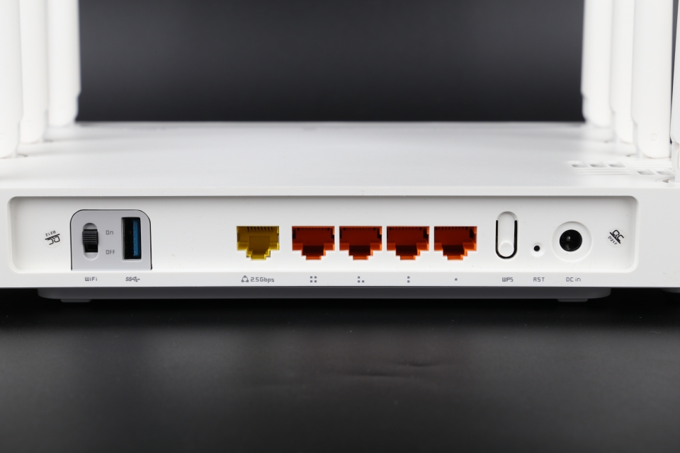 와이파이 온/오프 스위치, WAN x1, LAN x4, USB 3.0 x1, WPS 버튼을 확인할 수 있다. WAN 포트는 2.5Gbps가 지원된다.