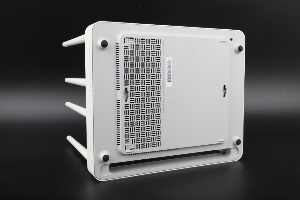 커다란 통풍구를 갖춰 발열을 빠르게 식히고, 뜨거워진 공기는 쿨링팬으로 밖으로 내보낸다.