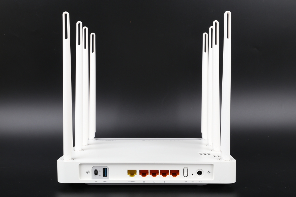 아이피타임 플래그십 제품의 특징인 넓은 면적, 많은 안테나, 쿨링팬을 지닌 공유기다.