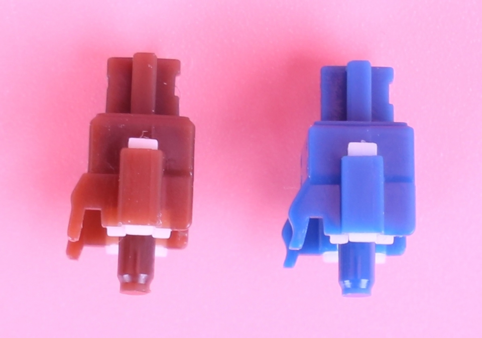 좌측이 게이트론 저소음 갈축, 우측이 자일런츠 V2다. 슬라이더가 걸림쇠에 걸리는 부분이 차이가 난다. 자일런츠 V2가 좀 더 튀어나와 있다.