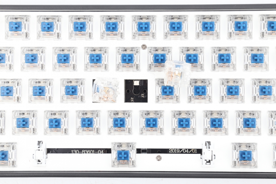 자일런츠 V2 스위치를 기판에 장착했다. 솔더링할 필요 없이 손으로 눌러서 끼워주기만 하면 된다.