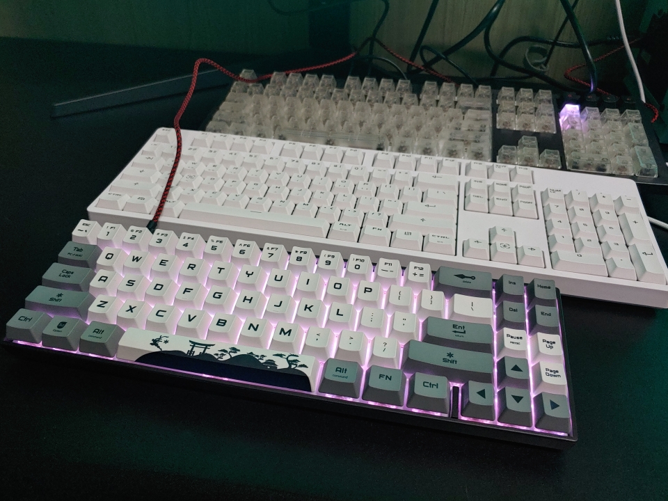 넌클릭 키보드 세 개로 간단하게 소음을 측정했다. 상단이 더키 샤인5(체리 MX 갈축), 중간이 아콘 AK89 오너 메이드(게이트론 저소음 갈축), 하단이 몬스타기어 닌자 71K5다.