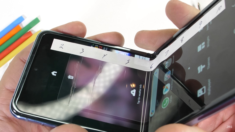 해외 유튜버 JerryRigEverything가 진행한 갤럭시 Z 플립 테스트 모습이다. 모스 경도계로 디스플레이를 긁자 경도 2부터 긁힘 현상이 나타났다. [출처-유튜브 jerryRigEverything]