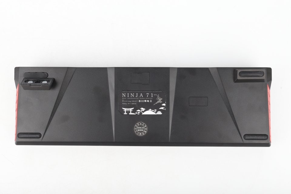 자석으로 탈부착할 수 있는 높낮이 조절 다리가 제공된다.