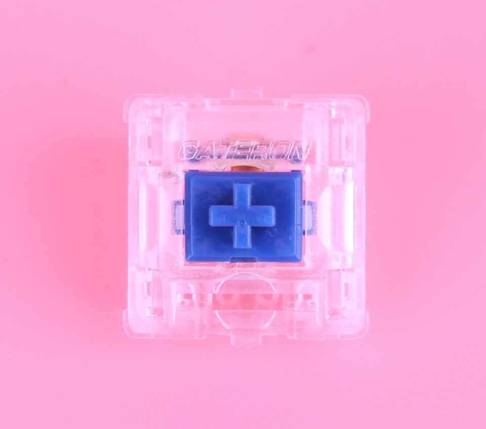 자일런츠 스위치. 게이트론 사에서 제조한 것임을 파악할 수 있다. 참고로 자일런츠 스위치는 키압에 따라 색상이 달라진다. 62g은 연한 민트색, 65g은 진한 민트색, 67g은 파란색, 78g은 남색이다.