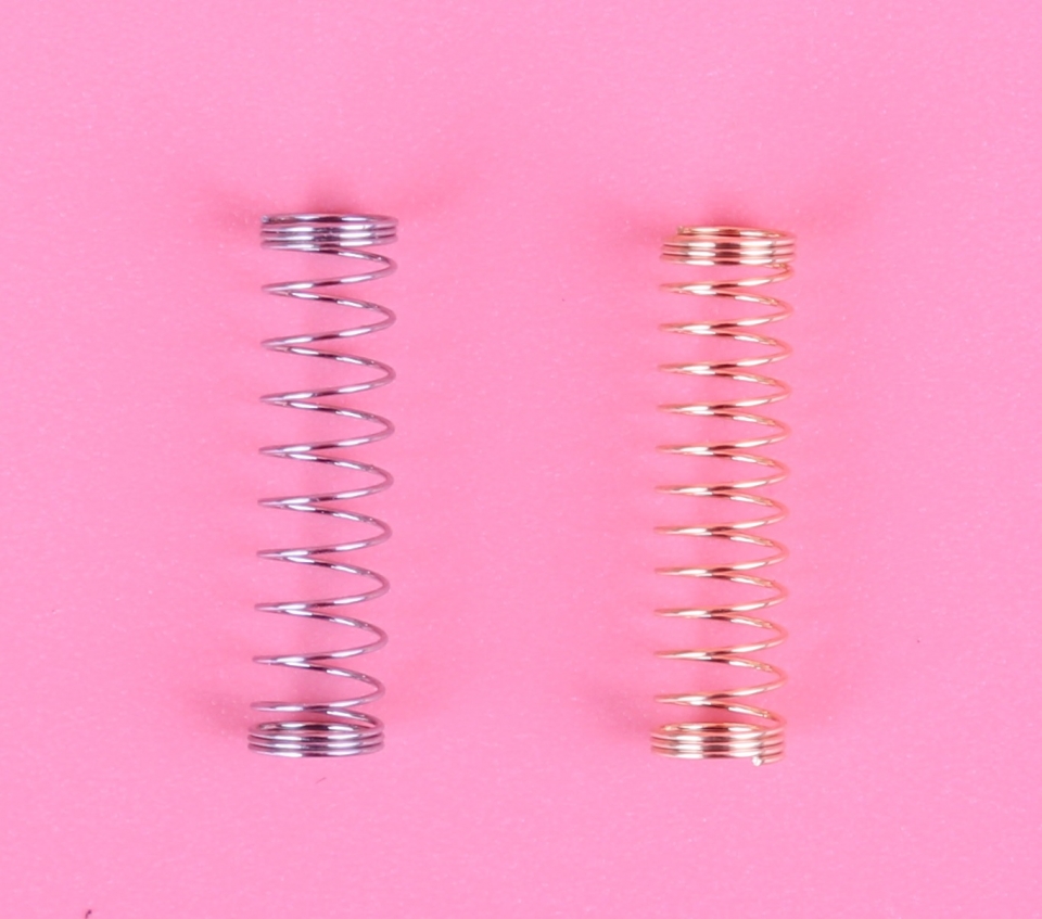 좌측이 게이트론 저소음 갈축의 스프링, 우측이 자일런츠 V2의 스프링이다. 스프링 생김새를 자일런츠 V2의 스프링 압력이 더 높을 것이라 예측할 수 있다.