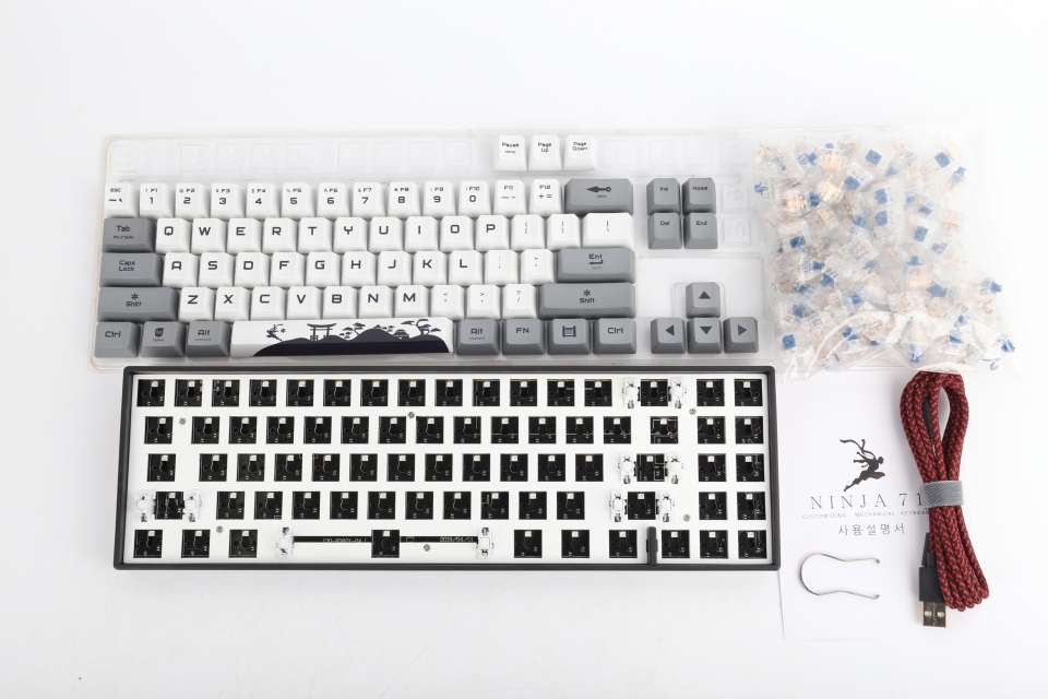 키캡, 키보드, 자일런츠 V2 스위치, 스위치 리무버, USB Type-C 케이블을 한 자리에 모았다.