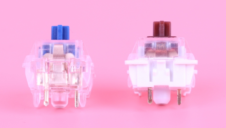 좌측 자일런츠 V2, 우측 게이트론 저소음 갈축이다. 다리 부분을 보면 5핀 퀵스왑, 3핀 퀵스왑임을 알 수 있다.