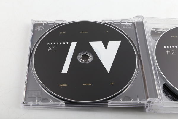 4CD가 하나의 케이스에 담긴 구성이다.