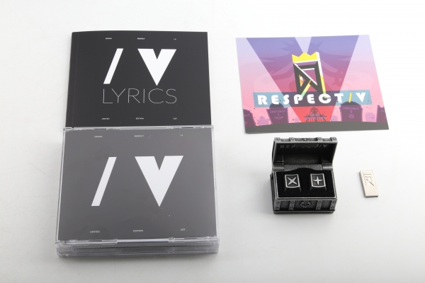 패키지 안에는 4CD 구성의 OST와 가사집, 기계식 키보드용 키캡, USB 메모리, DLC 코드가 적힌 엽서가 담겨있다.