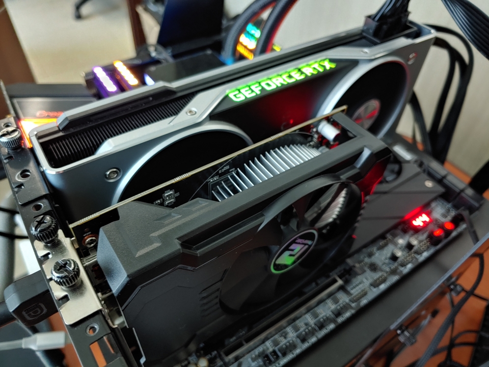 RTX 2080 Ti와 같은 초고성능 그래픽카드와 플루이드 모션이 가능한 라데온 RX 500 시리즈 그래픽카드를 함께 사용하기도 한다.