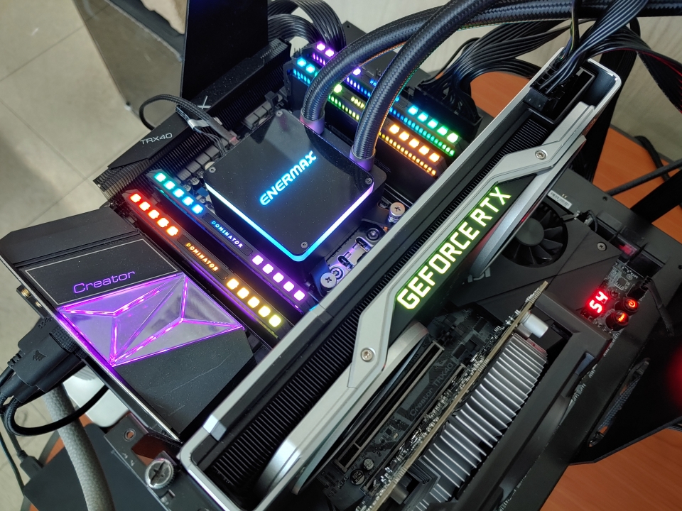 RTX 2080 Ti와 RX 550의 혼종 구성이다.