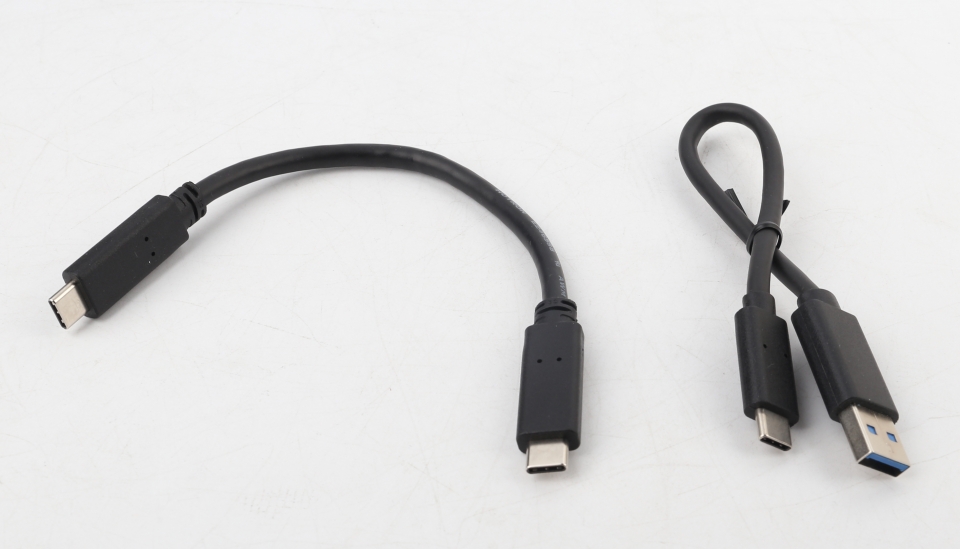 USB-C to USB-C 케이블과 USB-C to USB-A 케이블이 기본으로 동봉된다.