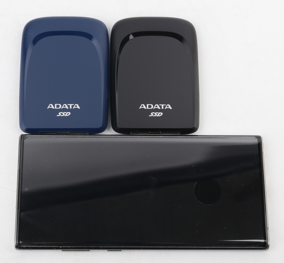 삼성전자 갤럭시 노트 10 플러스와 비교한 크기이다. 상당히 작다.