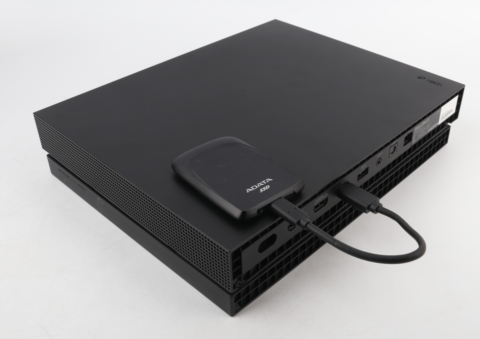 PS4 프로나 XB1 X에 있는 USB 단자에 손쉽게 연결할 수 있다. ADATA SC680 외장 SSD의 크기가 상당히 작기 때문에 연결해도 티가 안나는 수준이다.