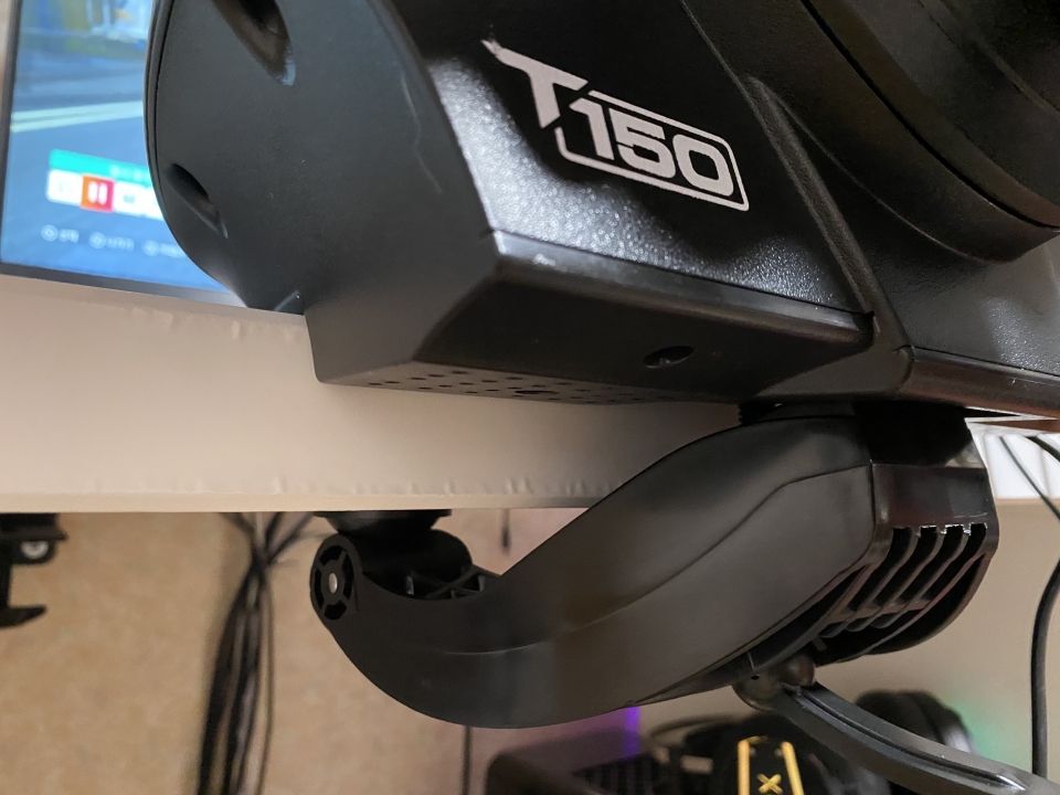 전용 거치대가 없더라도 컴퓨터 책상에 쉽게 장착할 수 있다.