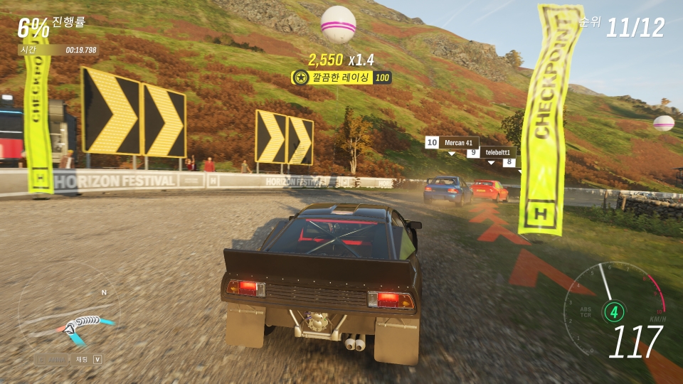 비포장도로에서 급커브를 도는 상황이다. 포스 피드백 기능을 통해 거친 노면의 느낌과 휠의 복원력을 동시에 체험할 수 있다.