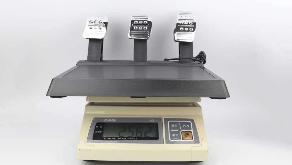 T150 Pro에 동봉된 'T3PA' 페달은 2,562g으로 측정됐다. 입문용으로는 충분한 페달이지만, 추후 ‘T3PA Pro’와 같은 전문가용 페달로 교체하여 사용하는 것도 가능하다.