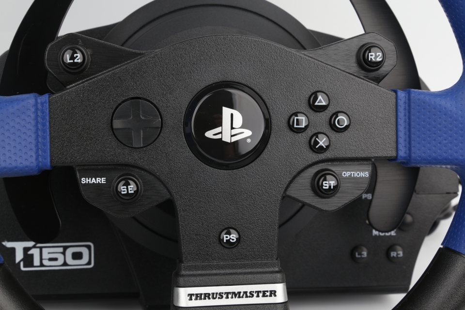 T150 Pro는 플레이스테이션 공식 라이선스를 획득한 레이싱 휠이다.
