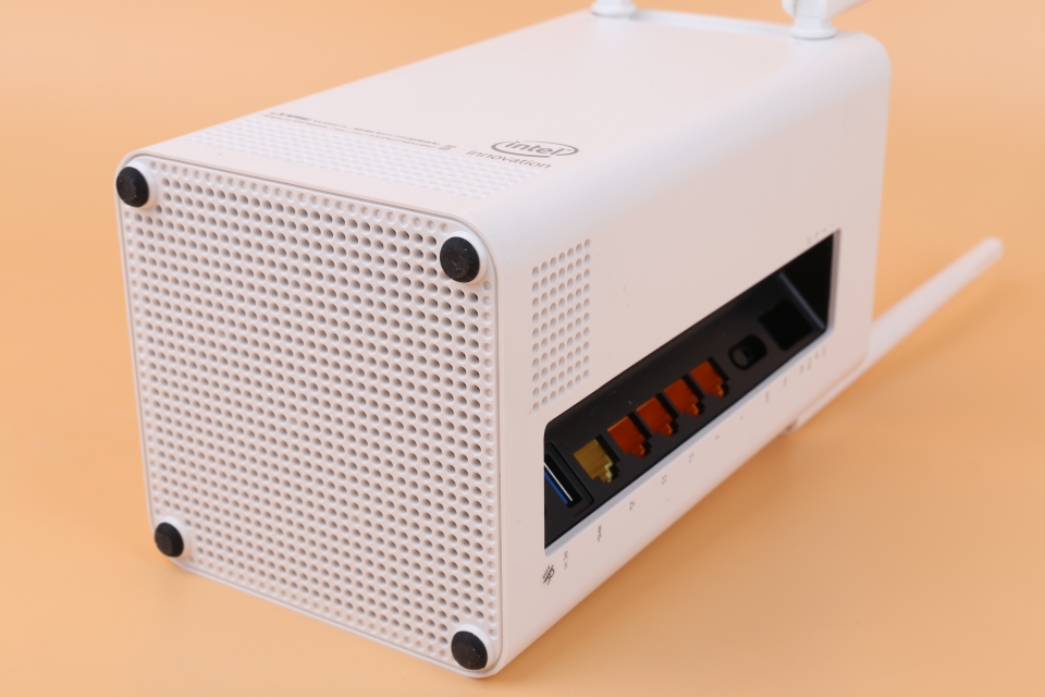 하단으로 차가운 공기가 유입된다. WPS 버튼, WAN x1, LAN x4, USB 3.0 포트를 확인할 수 있다. 랜케이블은 대각선 방향으로 연결된다.