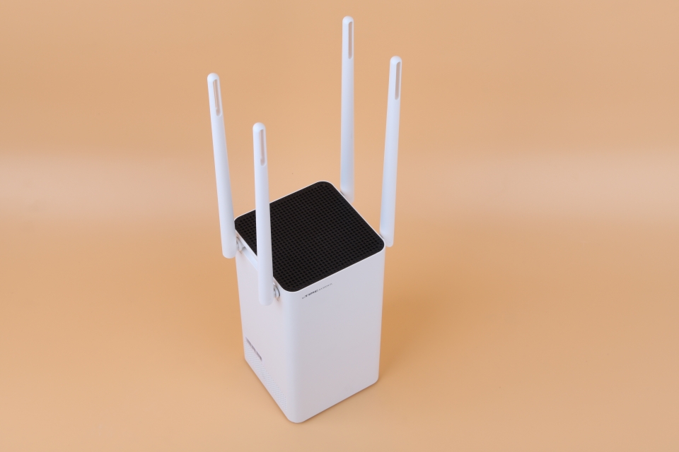 타워형 디자인이라 공간을 적게 차지한다. 상판으로 뜨거워진 공기가 배출된다.