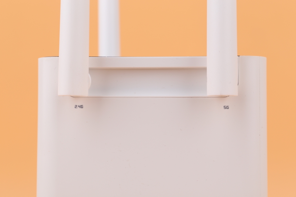 2.4GHz 안테나 두 개, 5GHz 안테나 두 개를 갖췄다.