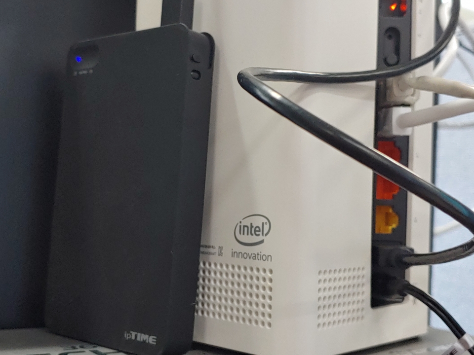 USB 3.0 포트에 ipTIME HDD3225 외장하드를 연결했다. 고용량 어댑터 덕분에 외장하드를 안정적으로 사용할 수 있다.