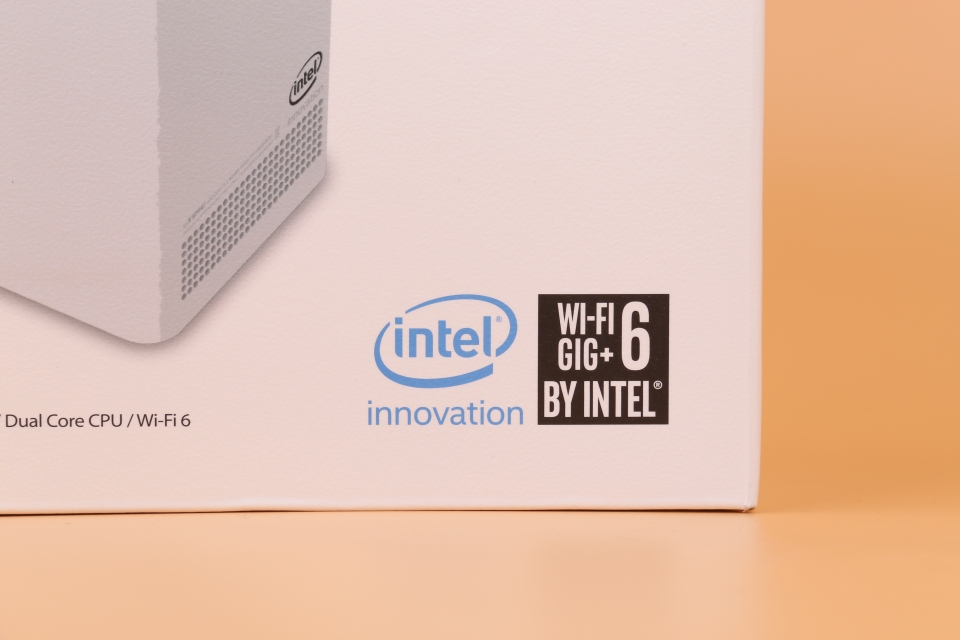 인텔 SoC가 탑재된 것을 쉽게 알아볼 수 있다.