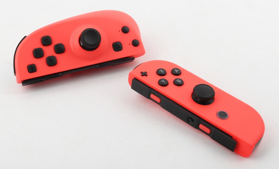 순정 조이콘과 비교한 모습.