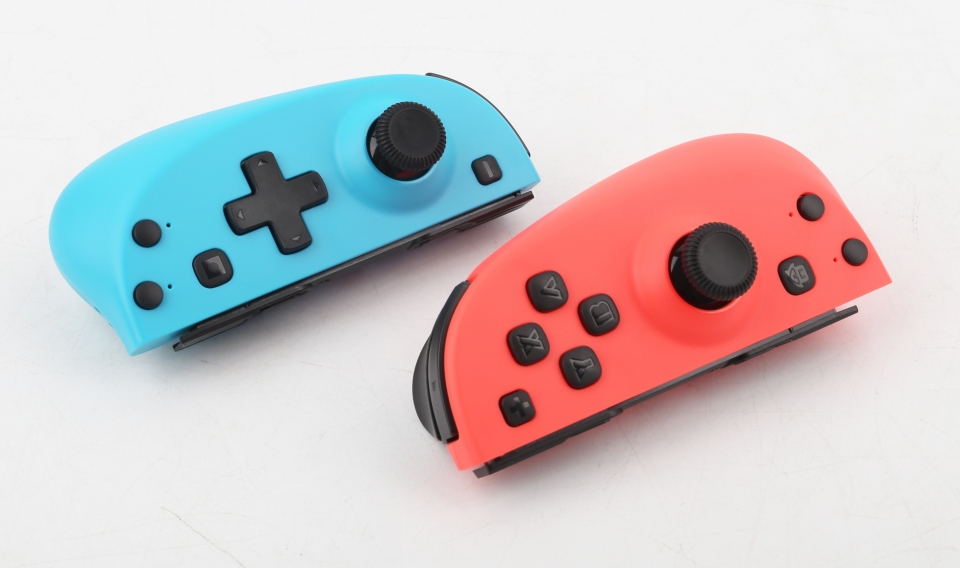 십자키가 적용되었으며, 버튼이 네모 형태에 조금 더 크다.