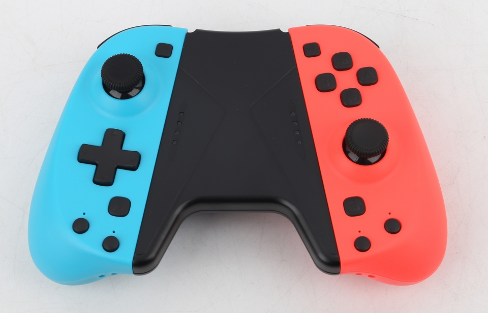 조이콘을 장착하면 다른 콘솔 게임 패드 같은 디자인이 된다.