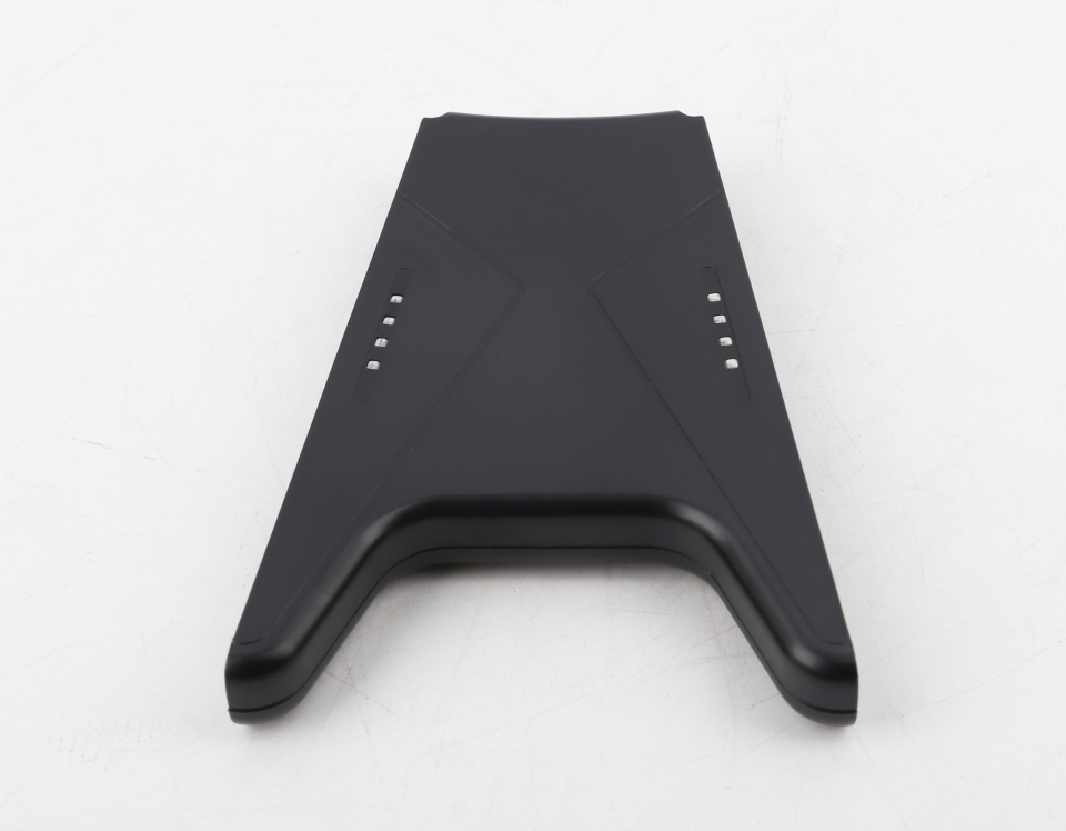 브릿지는 약간 비스듬한 디자인이다.