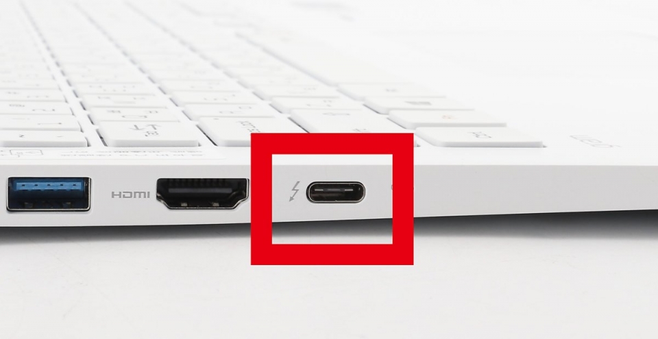 썬더볼트 3 단자에 eGPU를 연결하면 eGPU에 내장된 그래픽카드의 성능을 끌어올 수 있다.