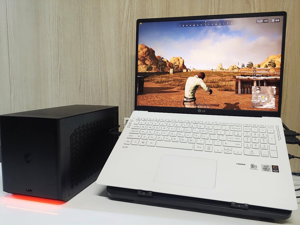 eGPU를 연결하면 초경량 노트북으로는 엄두도 내기 힘든 배틀그라운드와 같은 게임도 그럭저럭 구동할 수 있다.