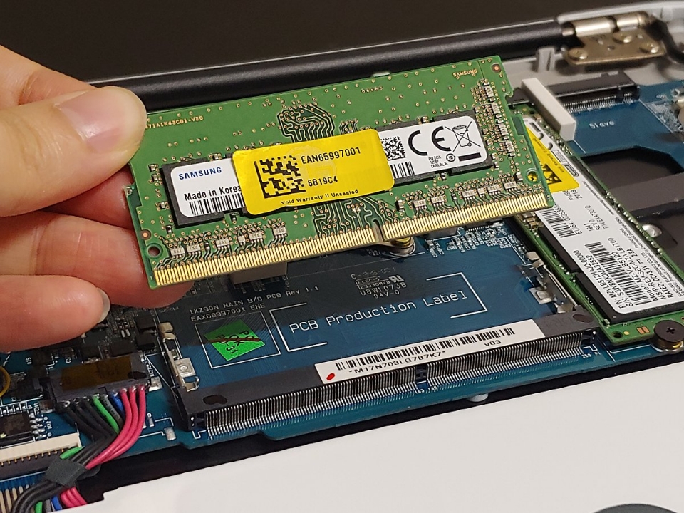 LG 그램처럼 별도의 램 슬롯이 있는 제품은 손쉽게 용량을 증설할 수 있다.