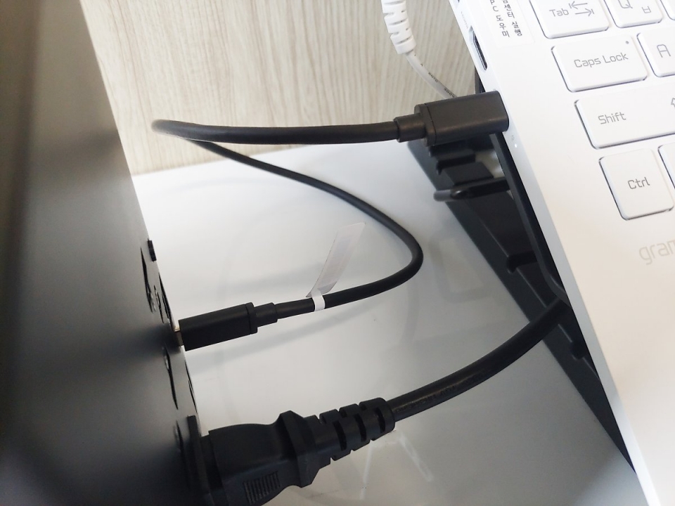 썬더볼트 3 단자에 eGPU를 연결하면 eGPU에 내장된 그래픽카드의 성능을 끌어올 수 있다.