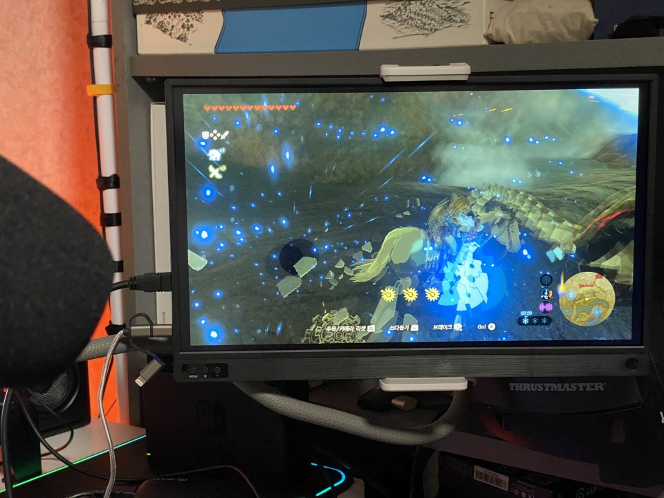 FPS와 같은 장르를 방송하고 싶다면, 별도의 모니터를 장착해 HD 60+의 패스스루 기능으로 게임을 플레이하는 것을 추천한다.