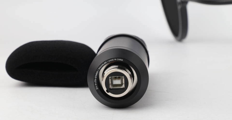 USB Type-B to Type-A 케이블을 사용해 PC와 결합할 수 있다.