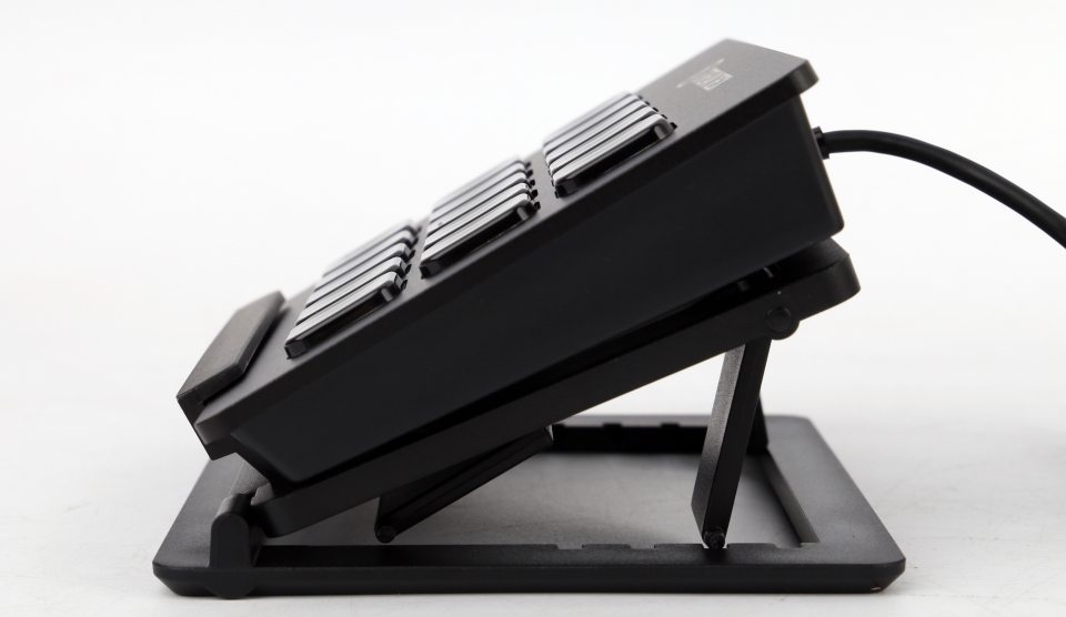 받침대는 각도를 다양하게 설정할 수 있어 활용성이 우수하다.