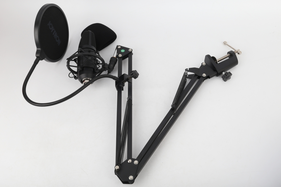 암 스탠드를 펼치고 마이크와 팝 필터를 결합한 모습이다. 이대로 책상에 고정하면 사용 준비가 완료된다.