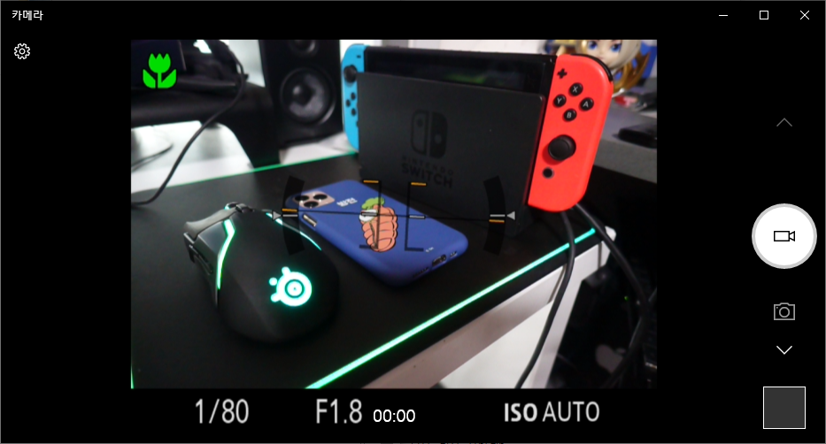 캠링크를 ‘소니 RX100M5’과 연결했다. 윈도우10에 내장된 ‘카메라’ 앱에서도 마치 USB 웹캠을 연결한 것처럼 정상 인식되는 것을 확인할 수 있었다.