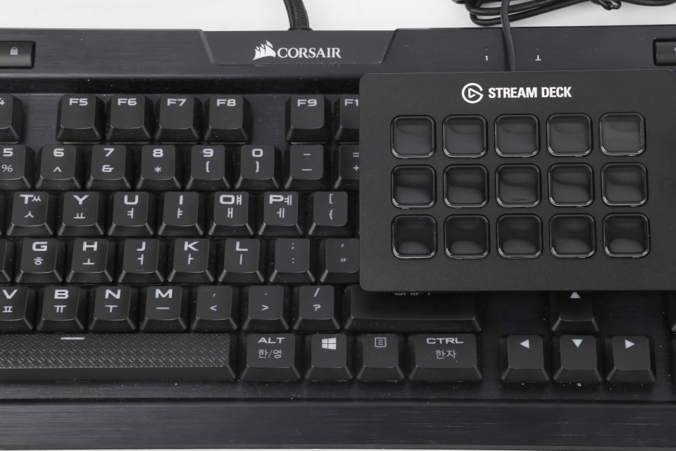 커세어 K70 RGB MK.2와 스트림 덱의 크기를 비교해봤다. 118x84mm의 아담한 사이즈다.