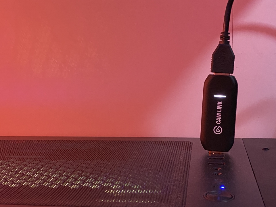 캠링크를 USB 3.0 Type-A 포트에 장착한 모습이다.