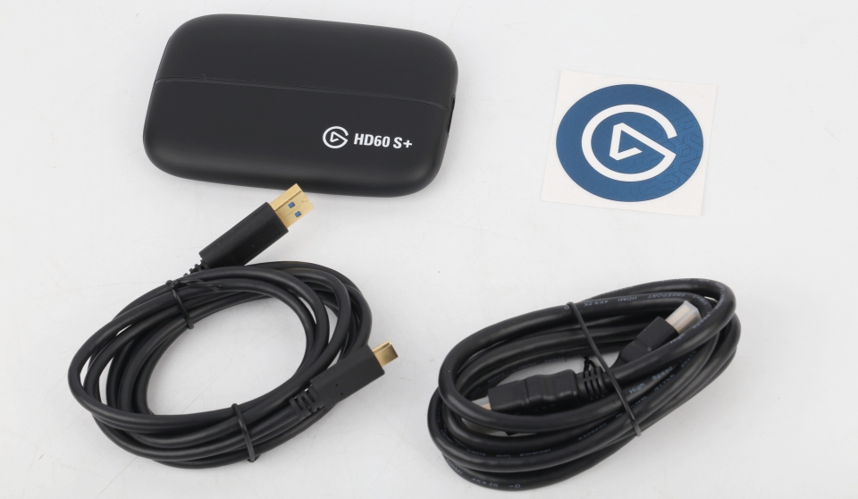 HD60 S+ 본체와 USB Type-C to Type-A 케이블, 그리고 패스 스루 연결을 위한 HDMI 케이블이 제공된다.