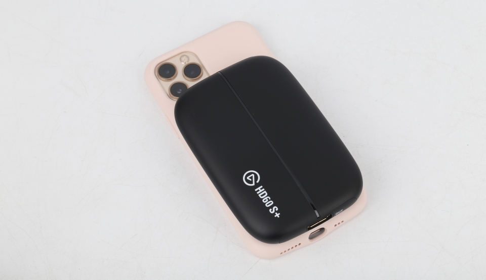 HD60 S+는 5.8형 스마트폰으로 덮을 수 있을 정도로 크기가 작다.