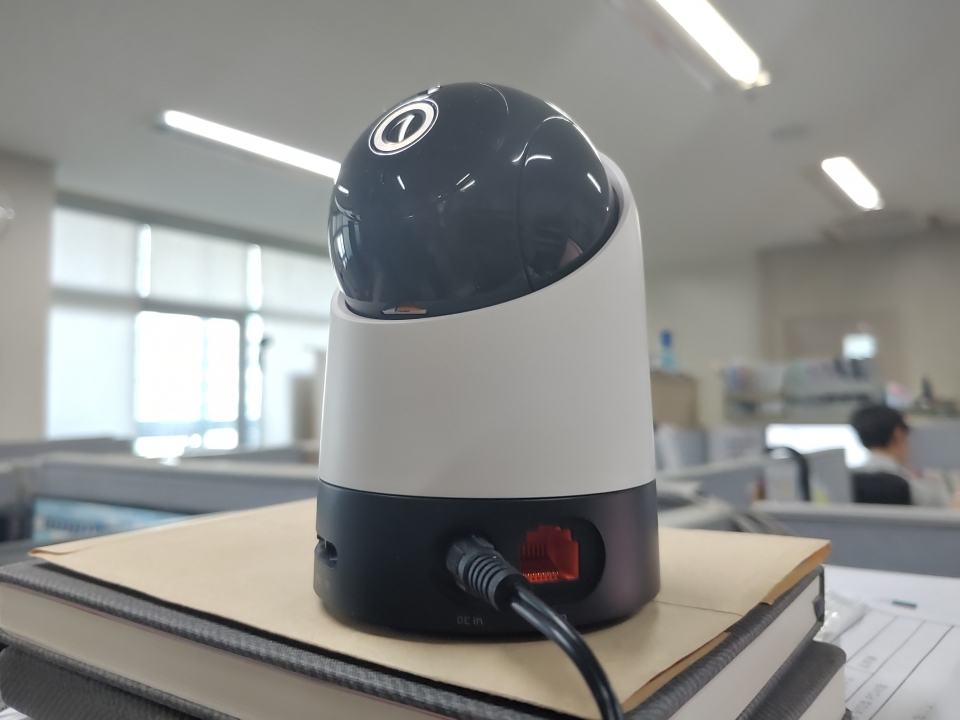 사무실 데스크톱 위에 간이로 둔 뒤 조작해 봤다.